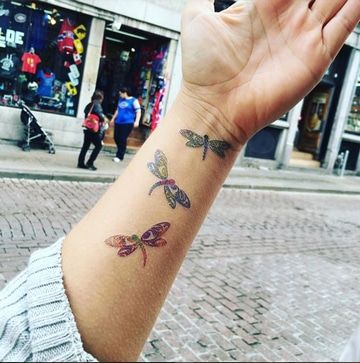 muñeca y mano 5 - tatuajes de libélulas