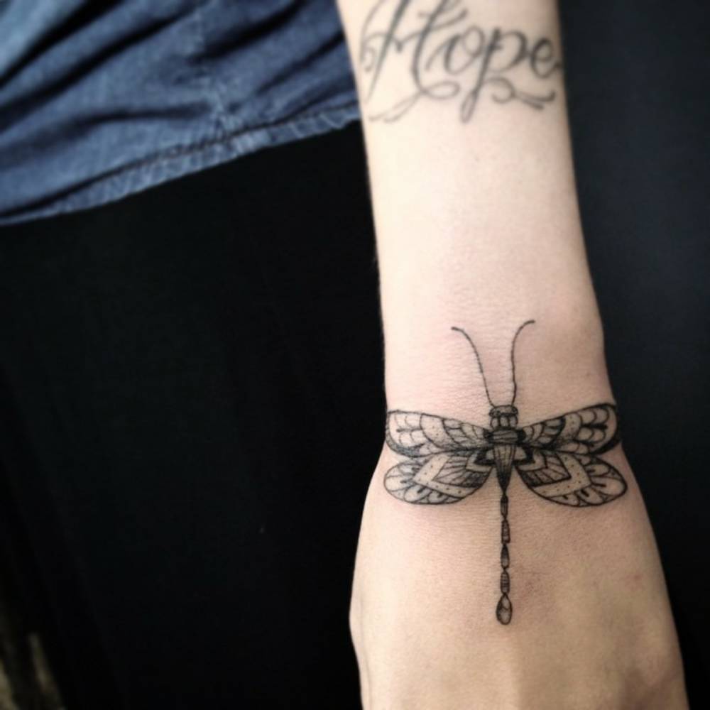 muñeca y mano 7 - tatuajes de libélulas