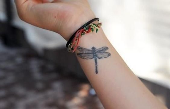 muñeca y mano 8 - tatuajes de libélulas