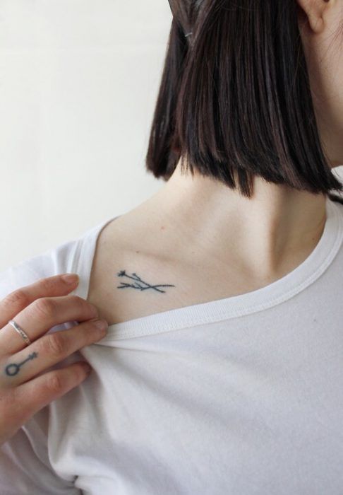84 Ideas para Tatuajes en la Clavícula y Significados - Tatuajes Geniales pequeños en la clavicula 3 - tatuajes en la clavícula