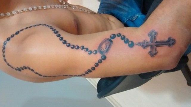 rosarios en el brazo 1 - Tatuajes de rosarios