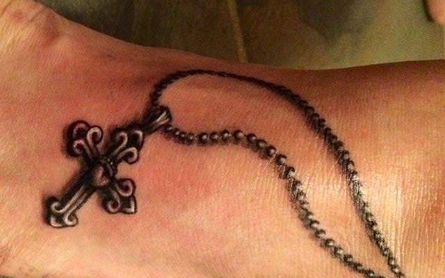 rosarios en el pie 5 - Tatuajes de rosarios