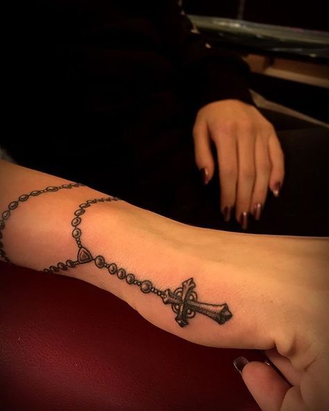rosarios en la mano 1 - Tatuajes de rosarios