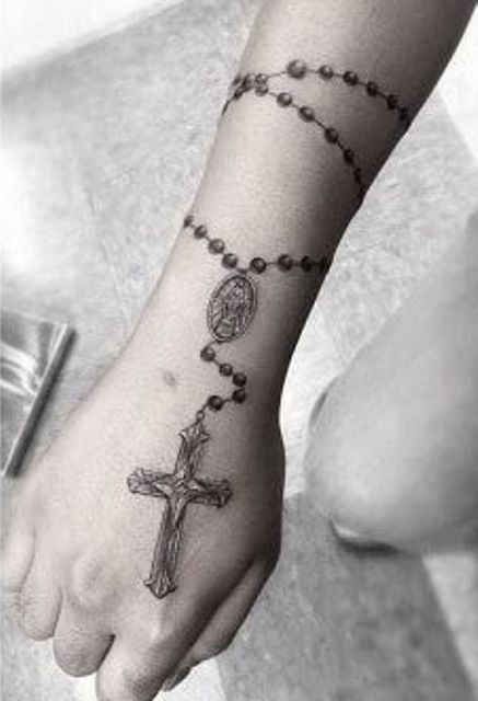rosarios en la mano 3 - Tatuajes de rosarios
