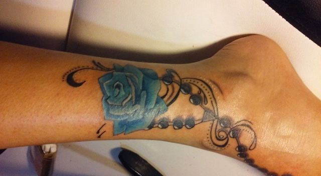 rosarios y rosas 2 - Tatuajes de rosarios