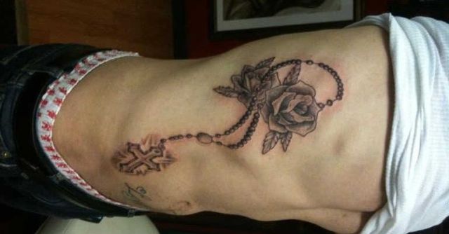 rosarios y rosas 4 - Tatuajes de rosarios