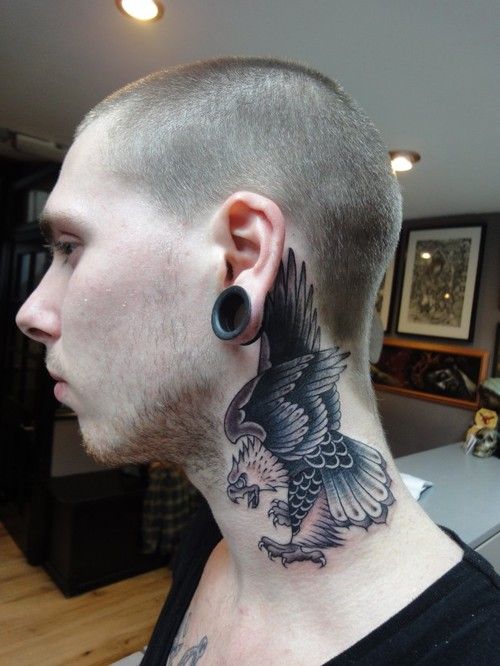 tatuaje de aguila en el cuello 6 - tatuajes de águilas