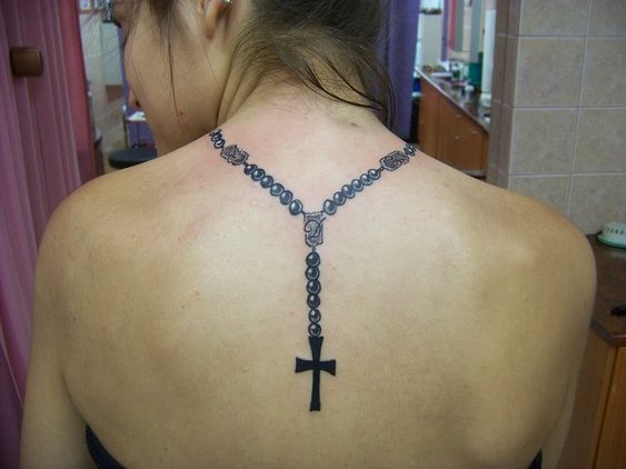 tatuajes de rosarios en el cuello 5 - Tatuajes de rosarios