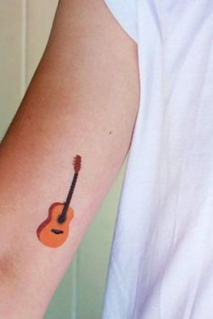 guitarras mujeres 1 1 - tatuajes de guitarras