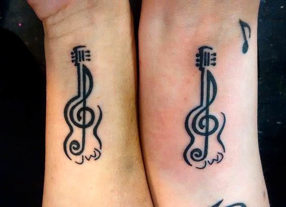 Ideas de Tatuajes de Guitarras (+Significados) - Tatuajes Geniales guitarras pequeñas 2 1 - tatuajes de guitarras