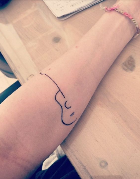 Ideas de Tatuajes de Guitarras (+Significados) - Tatuajes Geniales guitarras pequeñas 5 1 - tatuajes de guitarras