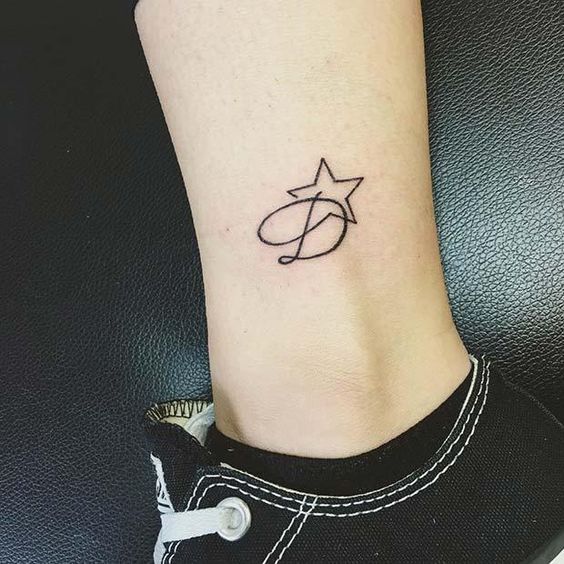 iniciales con estrellas 3 - Tatuajes para Mujeres en las Piernas