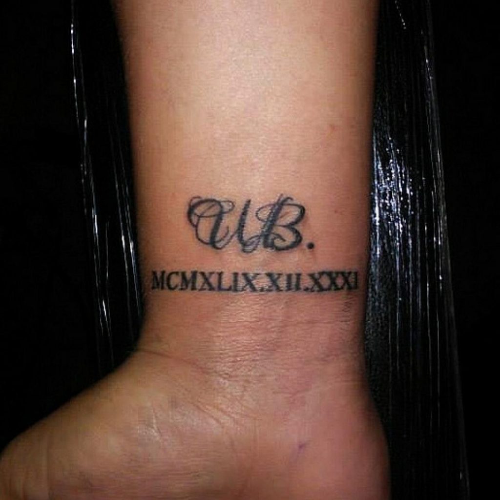 iniciales en cursiva 6 - tatuajes de iniciales
