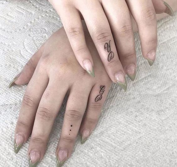iniciales en la mano 1 - tatuajes de iniciales