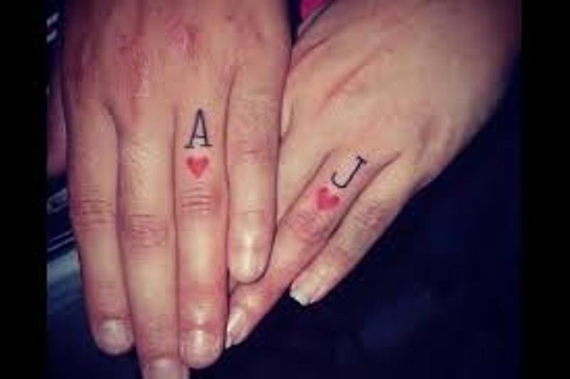 iniciales en la mano 2 - tatuajes de iniciales