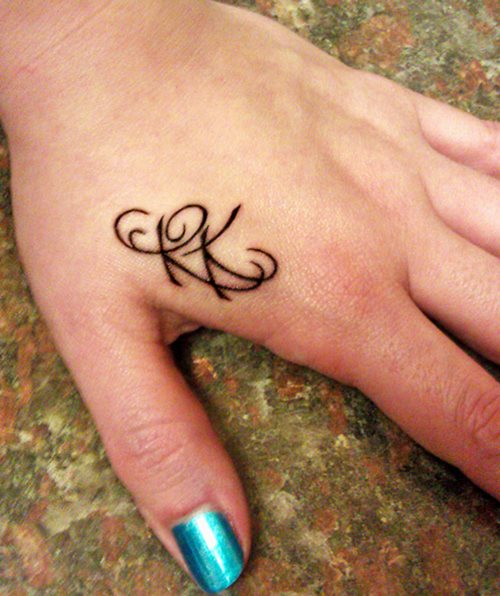 iniciales en la mano 4 - tatuajes de iniciales