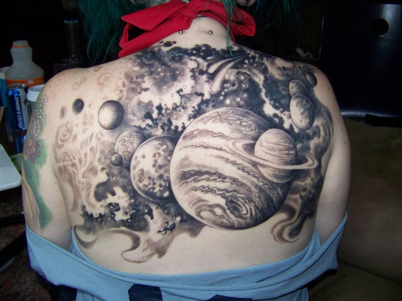 planetas en la espalda 5 - tatuajes de planetas
