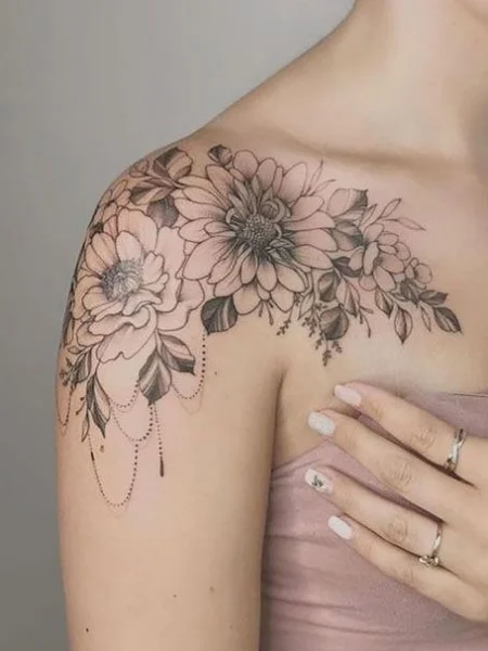 tattoos mujeres hombros 1 - Tatuajes de sol y luna
