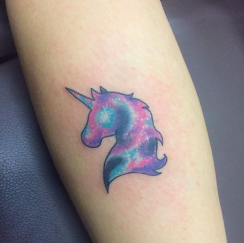 tatuajes de unicornios mujeres 2 - Tatuajes para Mujeres en las Piernas