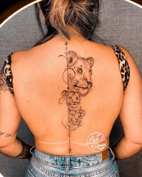 tatuajes mujeres espalda 5 - Tatuajes de sol y luna