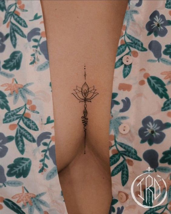 tatuajes mujeres pecho 3 - Tatuajes de sol y luna