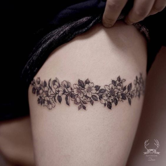 tatuajes mujeres pierna arriba muslos 2 - Tatuajes para Mujeres en las Piernas